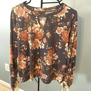 Rosie sweatshirt with front cut out and rouched bow-tie sleeves.